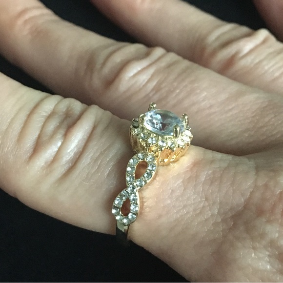 Gorgeous Round Cubic Zirconia Fashion Wedding Ring - Picture 3 of 5